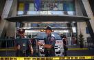 Un asaltante armado mantiene a varios rehenes en un centro comercial de Manila