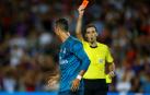 De Burgos Bengoetxea, en un partido de 2017, expulsa a Cristiano Ronaldo.