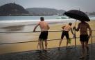 Fotos desde el Paseo Nuevo de San Sebastián, donde el fuerte oleaje sorprende a varias personas, este martes 3 de marzo