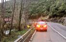 Bomberos forestales del parque de Auritz intervienen en la carretera NA-1300.