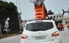 Dos denunciados contra la seguridad del tráfico tras circular en el techo del coche subido a un tobogán