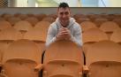 Diego Iturriaga posa en las butacas de cancha del frontón Labrit unos días después de su despedida como pelotari de Baiko.