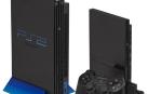 El primer diseño de la PlayStation 2; a la derecha, la revisión de 2004