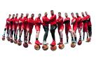 Huéspedes amigos en la casa del baloncesto