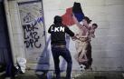 El artista LKN coloca el dibujo en homenaje a Maider Irisarri, anoche en la calle Nueva junto a la plaza San Francisco de Pamplona.