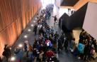 Colas el jueves por la mañana esperando para acceder a las proyecciones de Sección Oficial.
