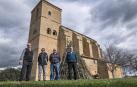 Algunos de los cofrades de la cofradía de Villatuerta junto a la hoguera que se encenderá esta tarde.