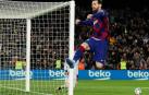 Un penalti castiga a la Real y alivia al Barça