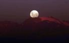 La luna se tiñe de color rojizo en un eclipse total seguido en medio mundo