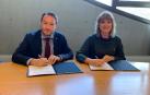 El rector de la Universidad, Ramón Gonzalo García, y la consejera Relaciones Ciudadanas, Ana Ollo Hualde