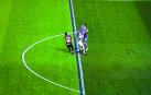 Momento en el que Diego López toca el balón fuera del área.