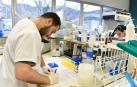 Fotografía facilitada por IrsiCaixa de los laboratorios del Instituto de Investigación del Sida IrsiCaixa de Barcelona.