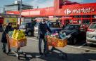 Varias personas se abastecen de productos básicos en un supermercado en Milán