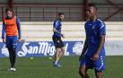 Pervis Estupiñán, con gesto reflexivo en la sesión de entrenamiento de este miércoles.