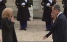 Vídeo | Besos al aire en la recepción de Macron y su esposa a los Reyes