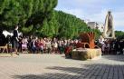 Una escultura reconoce en Peralta a las mujeres escritoras