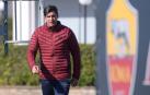 Foto cedida por el club italiano AS Roma del técnico portugués, Paulo Fonseca, mientras dirige un entrenamiento del equipo