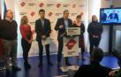 Javier Esparza, en la sede de UPN, con el alcalde de Estella, Gonzalo Fuentes, a su derecha.