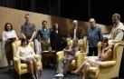 Sentados, Rosa Nagore (izq.), Pablo Asiáin e Itziar Andradas, junto al resto de participantes en la obra.