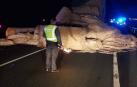 Un camión pierde la carga tras chocar con otro en la N-113, en la rotonda de Cintruénigo