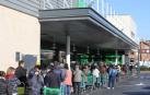 Fotos de los supermercados de Barañáin y Sarriguren, donde los vecinos que han acudido a comprar a primera hora de la mañana se han encontrado largas filas.