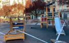 Parque infantil de la plaza San Francisco de Pamplona, precintado por la Policía Municipal