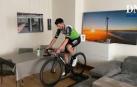 Vídeo del ciclista navarro Enrique Sanz ejercitándose sobre el rodillo en su casa de Orkoien
