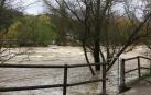 Las intensas lluvias han aumentado el cauce del río Arga a su paso por Pamplona.