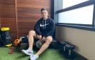 El preparador Ioritz Sanz posa rodeado de material deportivo en su casa, convertida en sala de operaciones durante la cuarentena.