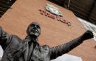 Estatua del mítico exentrenador del Liverpool Bill Shankly en la puerta del estadio de Anfield.