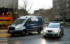 Los detenidos por la presunta violación múltiple de una joven de 18 años en Sabadell (Barcelona) llegan en un furgón de los Mossos d'Esquadra a los juzgados de Sabadell.