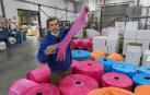 Javier Areso Portell, gerente de Industrias Areso, en Cascante, con guantes que fabrica la empresa para el sector veterinario.
