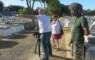 Iñaki Alforja (izquierda) y Helena Bengoetxea durante el rodaje de la película en el cementerio Colón de La Habana.