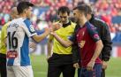 Los capitanes del Espanyol y de Osasuna, Javi López y Oier Sanjurjo, se estrechan la mano en el partido del pasado 8 de marzo.