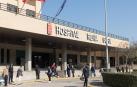 Numerosas personas, en el acceso principal al hospital Reina Sofía de Tudela.