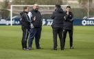 Braulio Vázquez y Cata charlan con Jagoba Arrasate y Bittor Alkiza después de un entrenamiento de Osasuna en febrero.