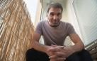 Mikel G. Otamendi, en el balcón de su casa, en el barrio pamplonés de San Juan.