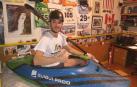 El pamplonés Ander de Miguel posa con el kayak encima del colchón de su cama. Será su nuevo lugar de trabajo durante un tiempo.
