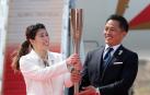 La llama descendió del avión de manos de Tadahiro Nomura, tres veces medallista de oro en judo, y Saori Yoshida, tres veces campeona en lucha