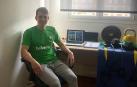 Carlos Chocarro, en su casa junto al ordenador en el que trabaja y el material que usa para entrenar.