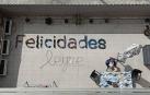 La original felicitación a base de todo tipo de calzado de sus vecinos del bajo fue de las más aplaudidas.