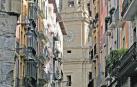 Una mujer camina solitaria por la calle Curia. Al fondo, la catedral, ayer por la mañana.
