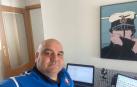 Cata, secretario técnico de Osasuna, se fotografía en su piso de Pamplona, lugar de trabajo durante estos días de cuarentena.