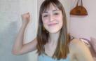 Garazi Larunbe, con el brazo en alto, este martes en casa después de la entrevista.