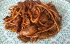 Imagen de los espaguetis integrales con calamares de lata