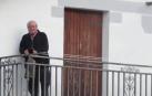 Pedro Jesús Baines, inmortalizado en una de las dos citas diarias en las que sale a su balcón.