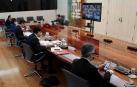 Sánchez reconoce a los presidentes autonómicos el retraso en la entrega de material