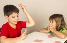 Fotografía de niños jugando a las cartas.