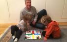 Javi Lerga juega al parchís con sus dos hijos, Mateo y Telmo, este lunes en su casa.
