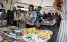 El público que visitó las carpas de los libreros en la avenida Carlos III de Pamplona volvió a ser familiar y fue abundante por la mañana.